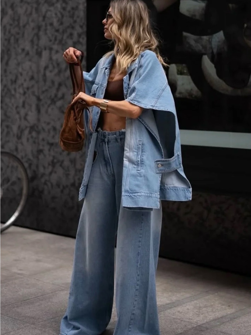 Wide-Fit light blue denim sleeveless vest with open sides with buttons. Scacto